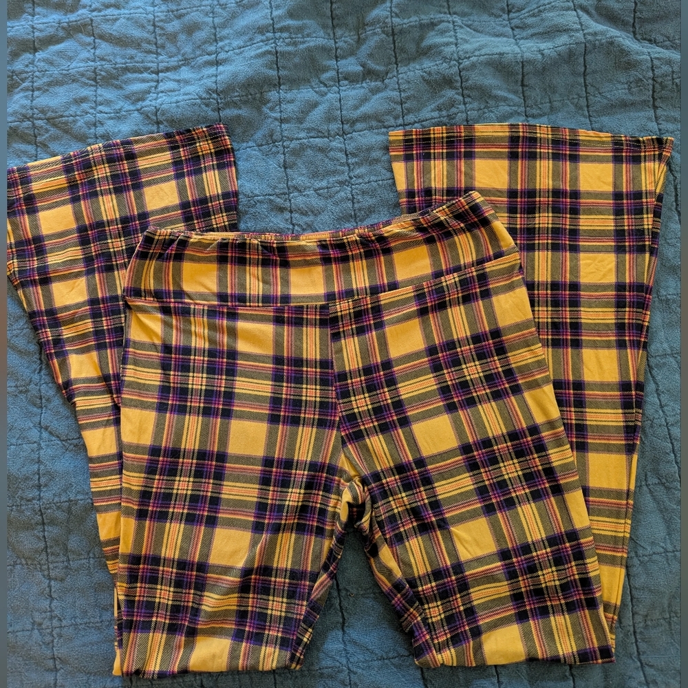 Soft And Comfy Yellow Plaid Flare Leggings